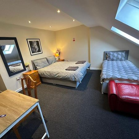 Апартаменты Luton Town House Near Airport Экстерьер фото