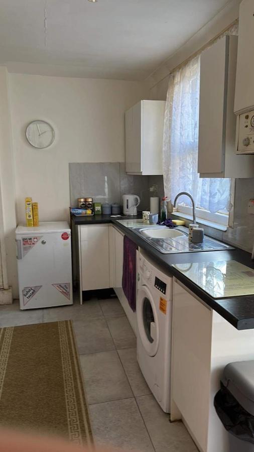 Апартаменты Luton Town House Near Airport Экстерьер фото