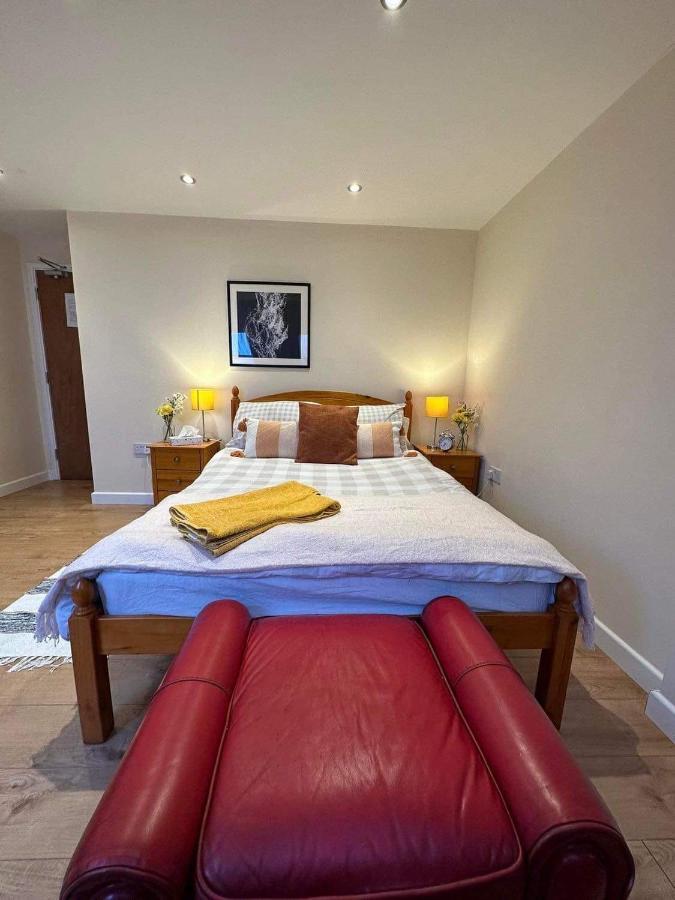 Апартаменты Luton Town House Near Airport Экстерьер фото