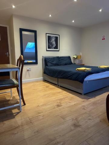 Апартаменты Luton Town House Near Airport Экстерьер фото